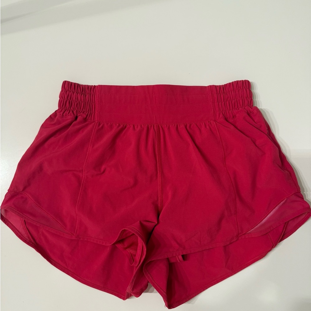 lululemon cherry mist hotty hot 2.5 inch inseam shorts